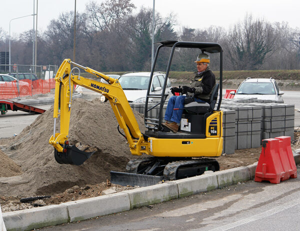 Minipelle 1,6 tonnes - Komatsu PC16R-3 – Image 2
