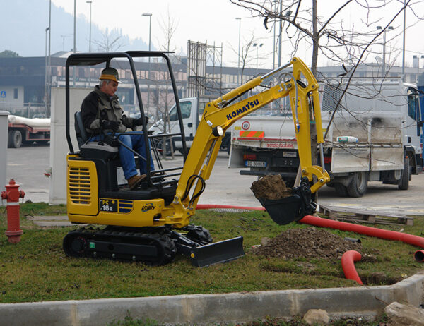 Minipelle 1,6 tonnes - Komatsu PC16R-3 – Image 4